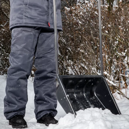 Движок для уборки снега пластиковый Сибртех, 570 х 470 х 1300 мм, стальная рукоятка, Россия, 615925 купить в Сургуте