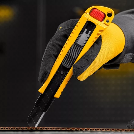 Нож Denzel, 18 мм, сменное лезвие, SK4, корпус из цинкового сплава + TPR, торцевой зажим 78904 купить в Сургуте