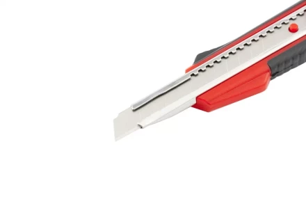 Нож 9мм выдвижное лезвие металлическая направляющая эргономичная двухкомпонентная рукоятка вес 40 грамм MATRIX 78932 купить в Сургуте