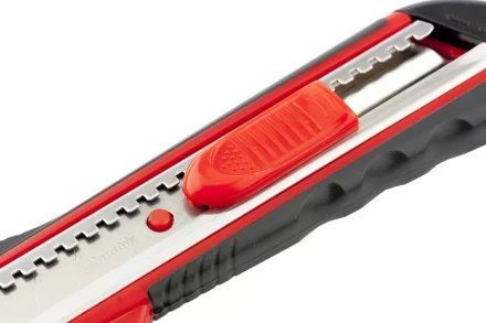 Нож 18мм, выдвижное лезвие, металлическая направляющая, эргономичная двухкомпонентная рукоятка MATRIX 78933 купить в Сургуте