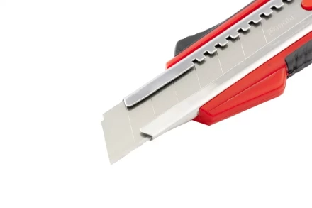 Нож 18мм, выдвижное лезвие, металлическая направляющая, эргономичная двухкомпонентная рукоятка MATRIX 78933 купить в Сургуте