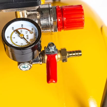 Компрессор воздушный BCV2200/100, ременный привод, 2.2 кВт, 100 литров, 370 л/мин Denzel 58110 купить в Сургуте