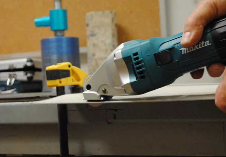 Шлицевые ножницы по металлу Makita JS1601 купить в Сургуте