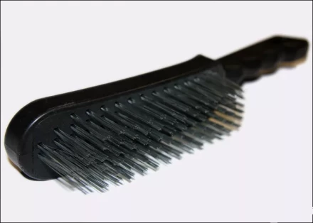 Щетка 6-рядная металлическая с пластмассовой ручкой  SPARTA 748685 купить в Сургуте