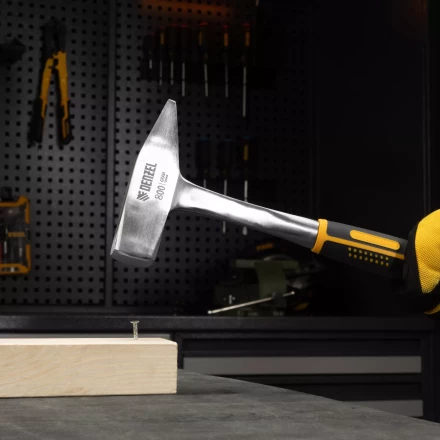 Молоток слесарный 800 г Denzel 10405, цельнометаллический, двухкомпонентная рукоятка купить в Сургуте