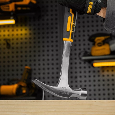 Молоток-гвоздодер 560 г Denzel 10424, цельнометаллический, двухкомпонентная рукоятка купить в Сургуте