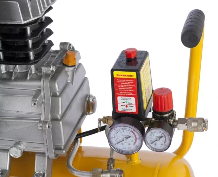 Компрессор пневматический масляный поршневой прямой привод DENZEL 58061 купить в Сургуте