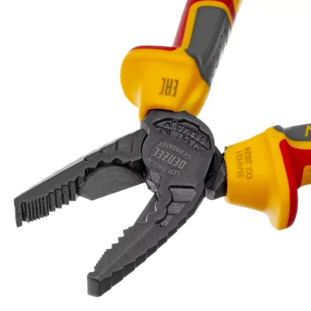 Плоскогубцы комбинированные Denzel 17085, диэлектрические трехкомпонентные рукоятки до 1000 В, 165 мм купить в Сургуте