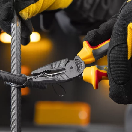 Плоскогубцы комбинированные Denzel 17085, диэлектрические трехкомпонентные рукоятки до 1000 В, 165 мм купить в Сургуте