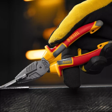 Плоскогубцы комбинированные Denzel 17085, диэлектрические трехкомпонентные рукоятки до 1000 В, 165 мм купить в Сургуте