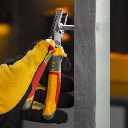 Плоскогубцы комбинированные Denzel 17085, диэлектрические трехкомпонентные рукоятки до 1000 В, 165 мм купить в Сургуте