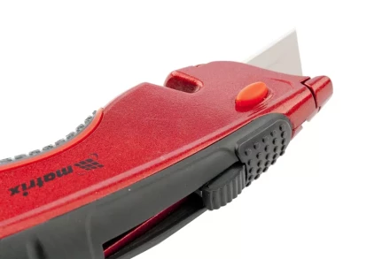 Нож 18мм, выдвижное трапециевидное лезвие, эргономичная двухкомпонентная рукоятка + 3 лезвия MATRIX QUIK BLADE 78925 купить в Сургуте