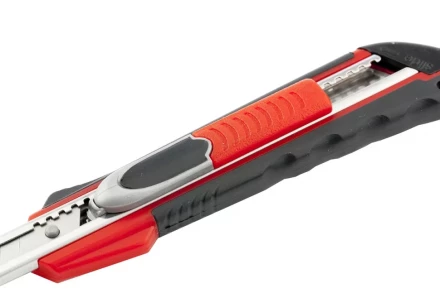 Нож 9мм, выдвижное лезвие, металлическая направляющая, двойная фиксация, эргономичная двухкомпонентная рукоятка MATRIX QUIK BLADE 78934 купить в Сургуте