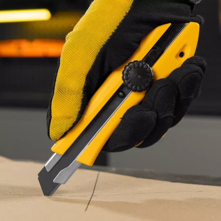 Нож Denzel, 18 мм, сменное лезвие, SK4, метал. направляющая, винтовой фиксатор, 78943 купить в Сургуте