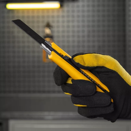 Нож Denzel, 18 мм, сменное лезвие, SK4, метал. направляющая, нажимной фиксатор, 78942 купить в Сургуте