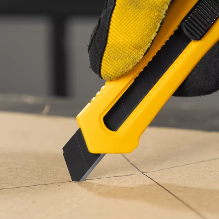 Нож Denzel, 18 мм, сменное лезвие, SK4, облегченный корпус, нажимной фиксатор, 78941 купить в Сургуте