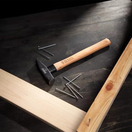 Молоток слесарный, 500 г Denzel, кованый квадратный боек, буковая рукоятка, 10429 купить в Сургуте