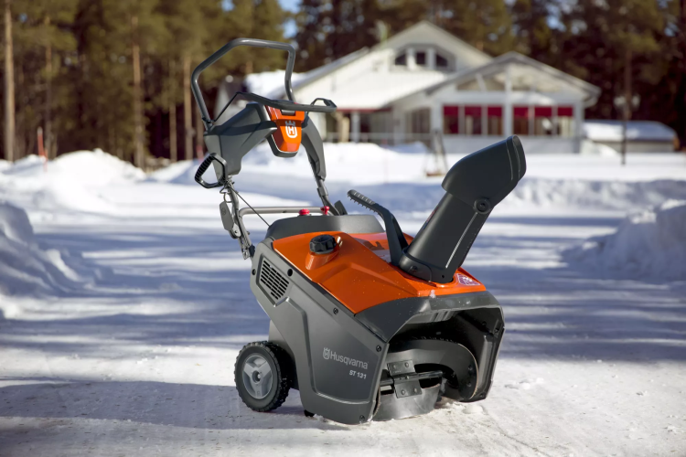 Бензиновый снегоуборщик Husqvarna ST 131 купить в Сургуте