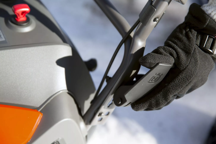 Бензиновый снегоуборщик Husqvarna ST 131 купить в Сургуте