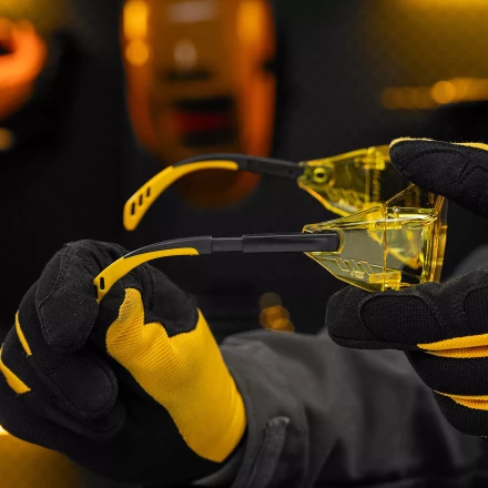 Очки защитные открытые Denzel 89202, поликарбонатные, увеличенная желтая линза, регулируемые дужки купить в Сургуте