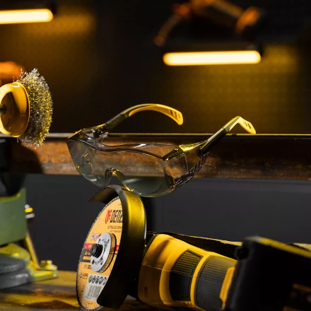 Очки защитные открытые Denzel 89203, поликарбонатные, увеличенная дымчатая линза, регулируемые дужки купить в Сургуте